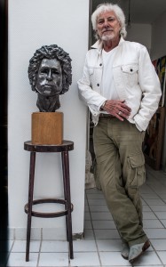 Hugues Aufray et le buste de Bob Dylan qu'il sculpté. (photo Martine Bernier)