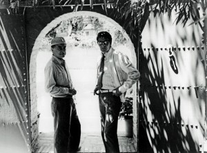 Pierre Bergé et Yves Saint Laurent à la porte du jardin (Source: Jardin de Majorette)